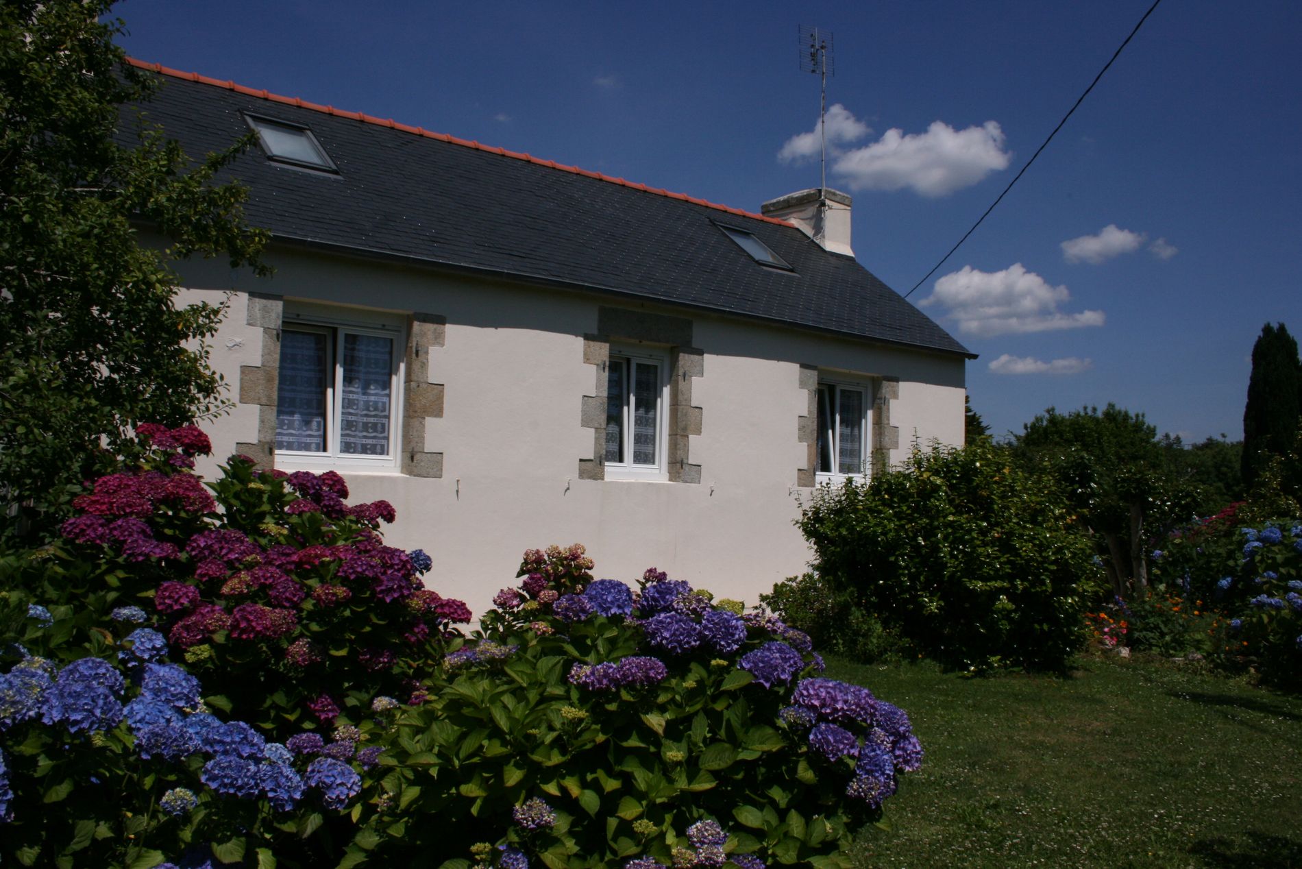 Vue de la maison depuis le jardin...