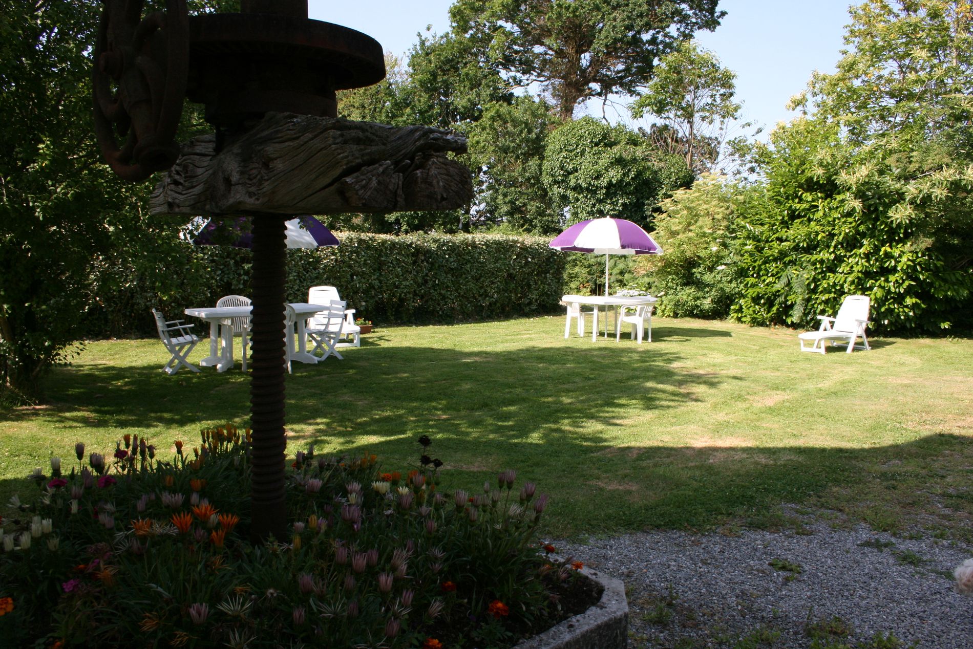 Autre vue du jardin avec ancien pressoir